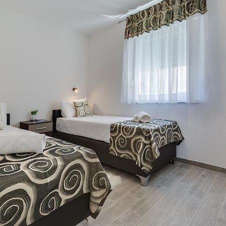 Apartmani Kastelina Vir Exteriör bild