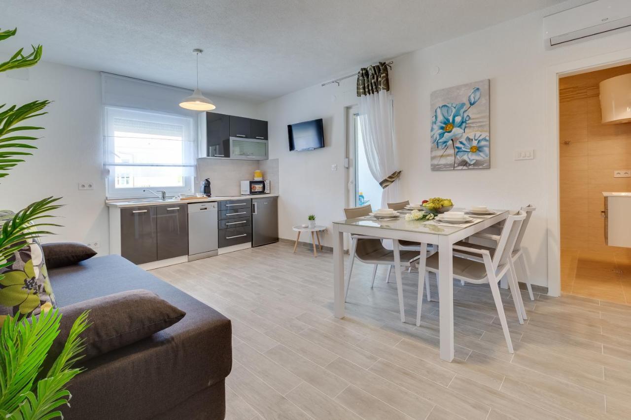 Apartmani Kastelina Vir Exteriör bild