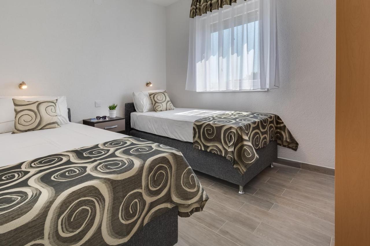 Apartmani Kastelina Vir Exteriör bild