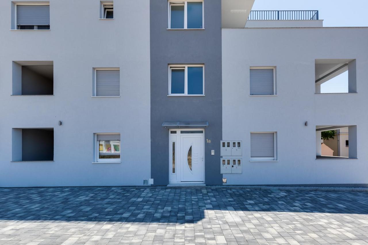 Apartmani Kastelina Vir Exteriör bild